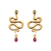Boucles d'oreilles dorées Jules serpent avec zircon vert et pendentif zircon rose - Bijou photographié sur fond blanc