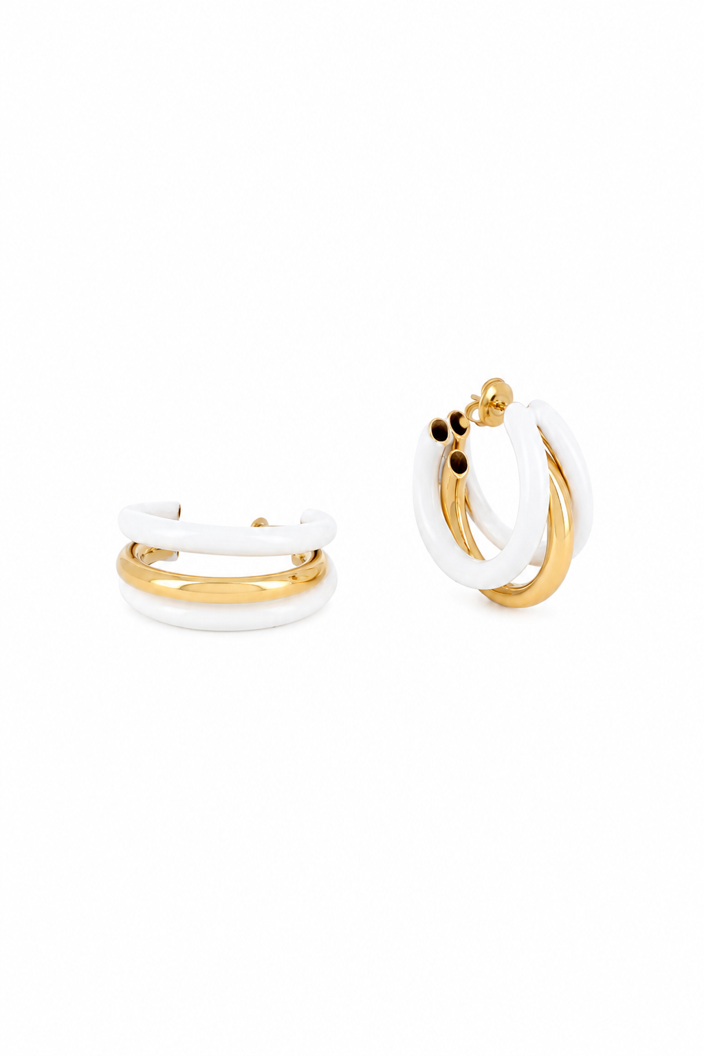 Boucles d'oreilles dorées et blanches effet triple créoles Katiana M - Bijou sur fond blanc