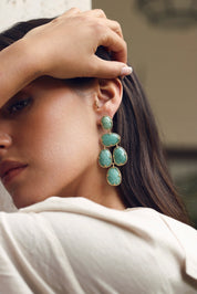 Boucles d'oreilles pendantes dorées Leontine amazonite ornées de pierres naturelles - Bijou porté