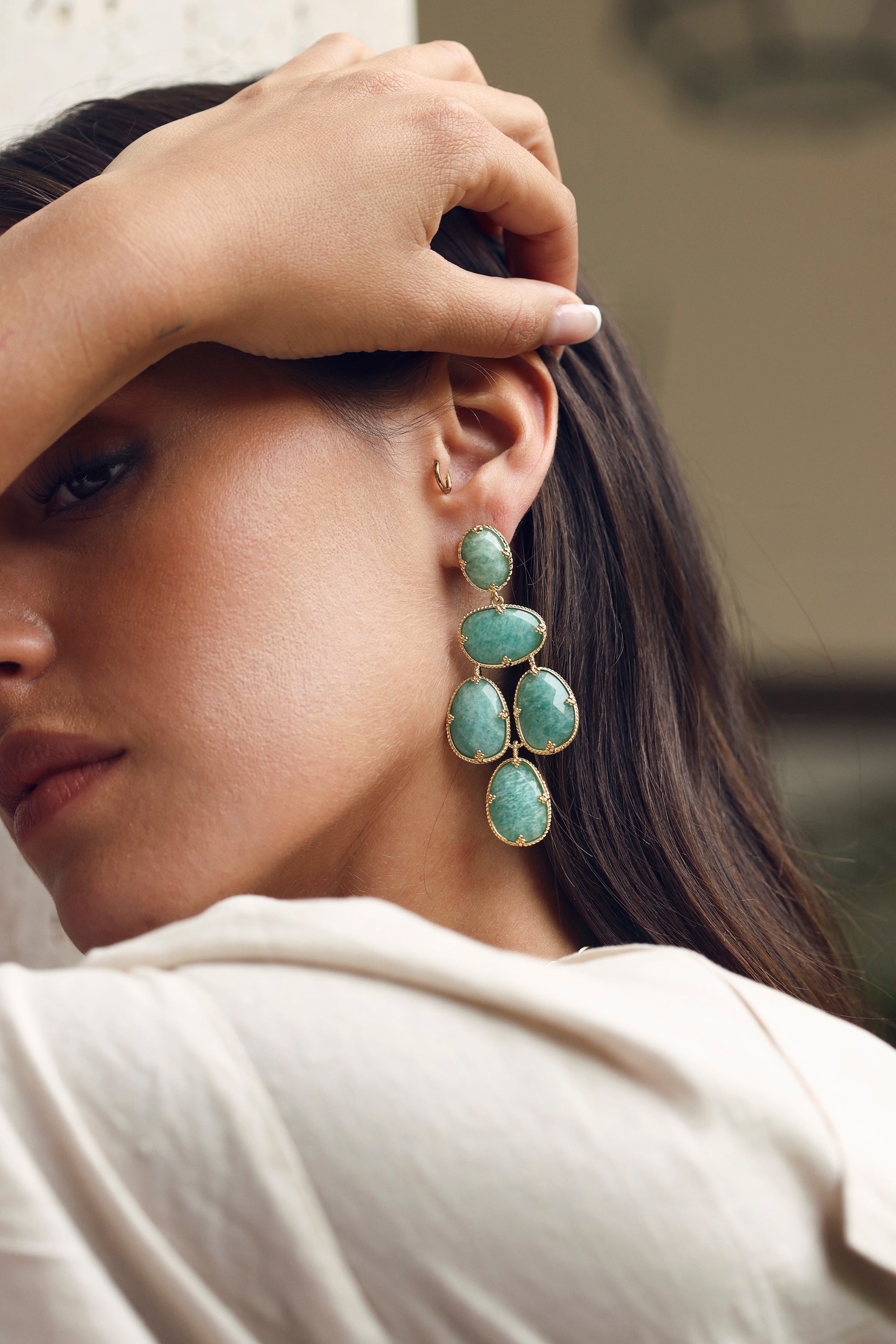 Boucles d'oreilles pendantes dorées Leontine amazonite ornées de pierres naturelles - Bijou porté