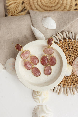 Boucles pendantes dorées Leontine quartz fraise