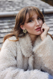 Boucles d'oreilles clous dorées Loana rondes martelée - Bijou porté