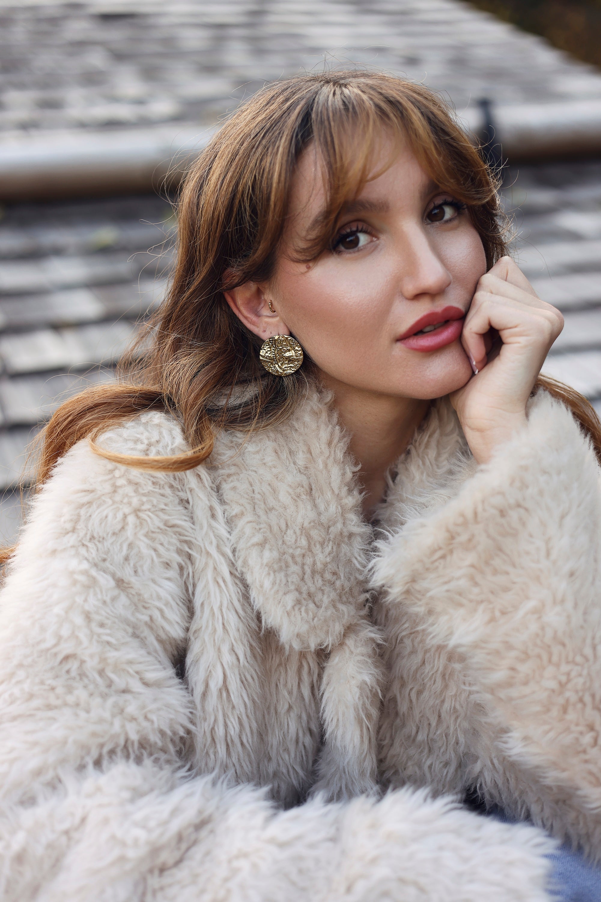 Boucles d'oreilles clous dorées Loana rondes martelée - Bijou porté