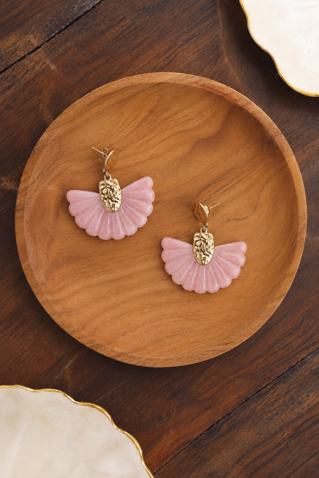 Boucles d’oreilles pendantes Luh rose en forme d’éventail - Bijou photographié dans un décor estival