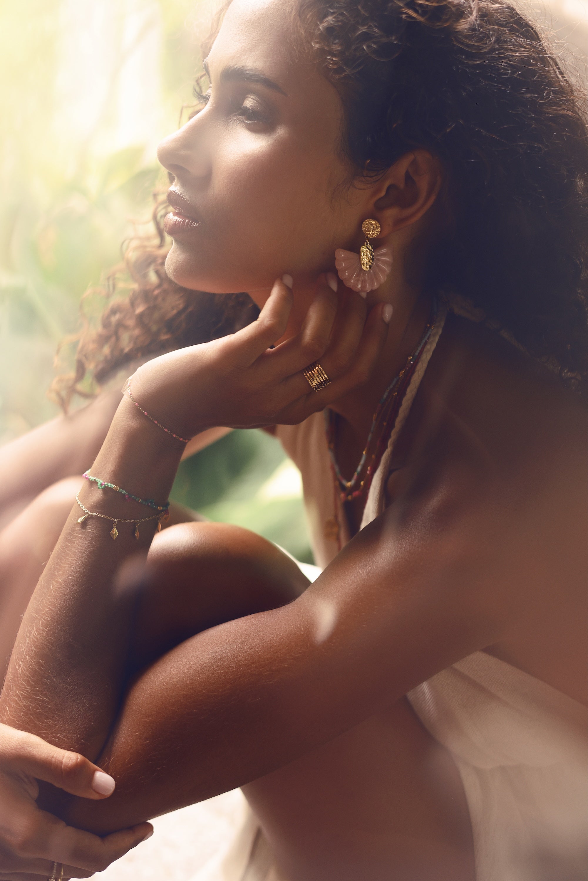 Boucles d’oreilles pendantes Luh rose en forme d’éventail - Bijou porté
