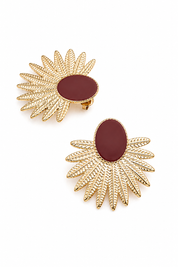 Boucles d'oreilles dorées Mary bordeaux motif feuille et ovale coloré - Bijou sur fond blanc