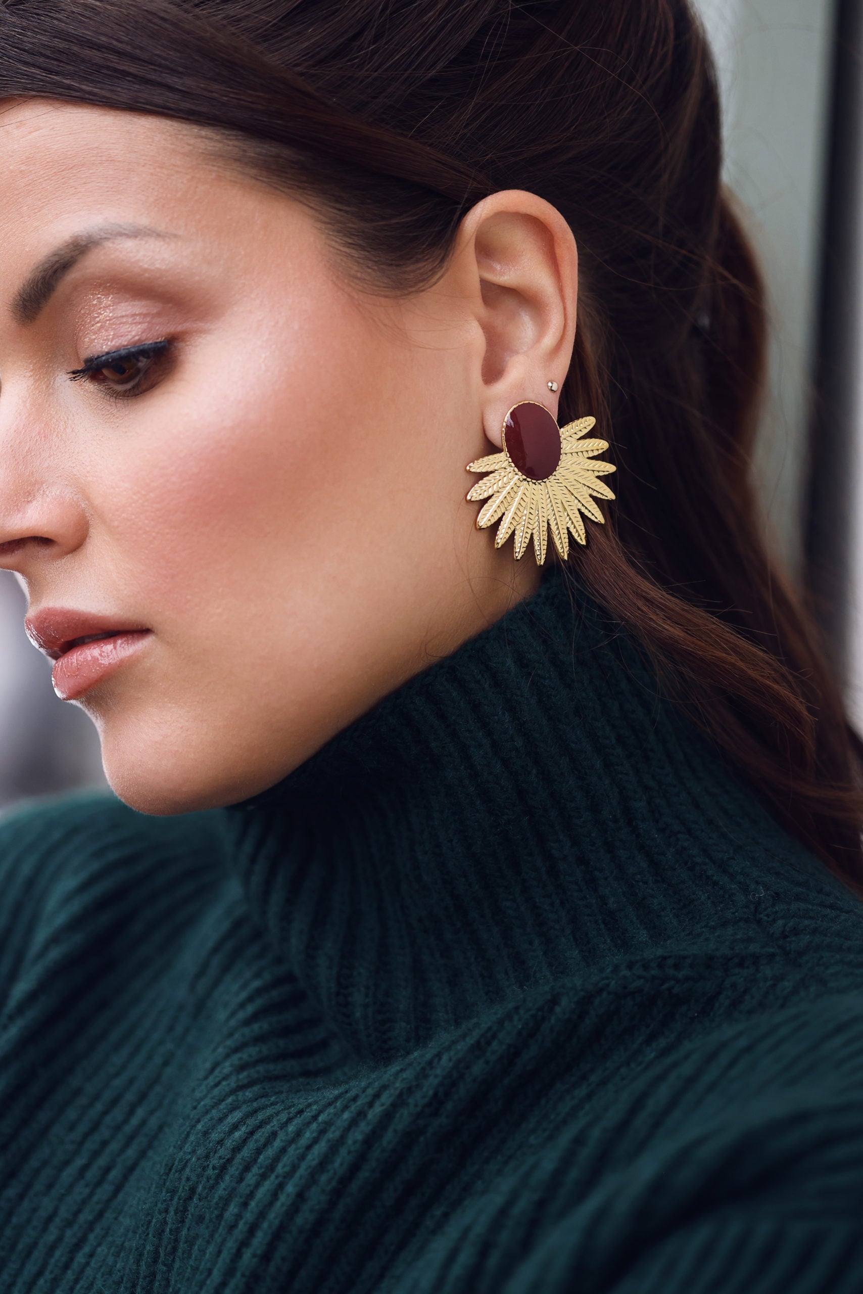 Boucles d'oreilles dorées Mary bordeaux motif feuille et ovale coloré - Bijou porté