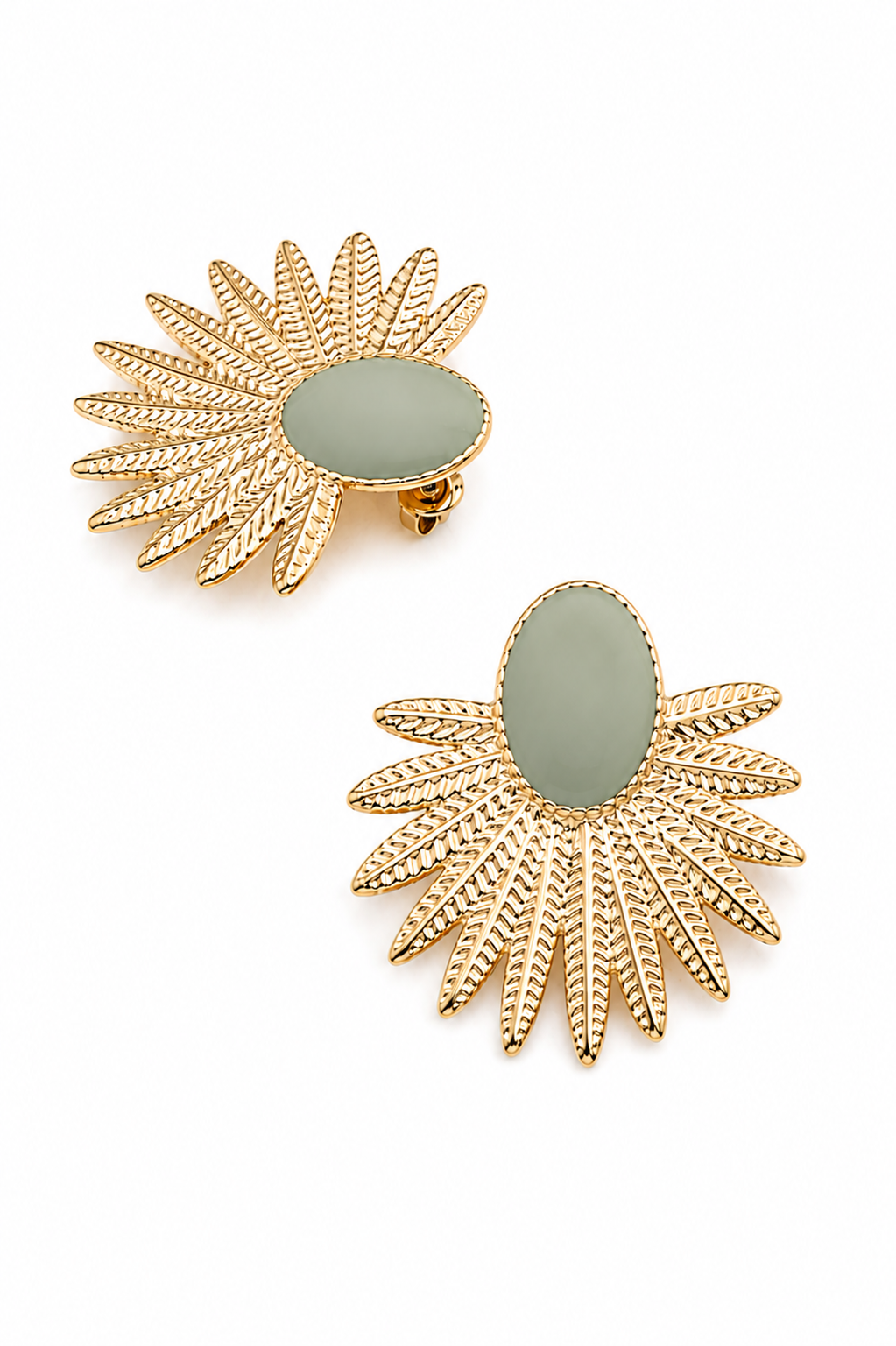 Boucles d'oreilles dorées Mary vert motif feuille et ovale coloré - Bijou sur fond blanc