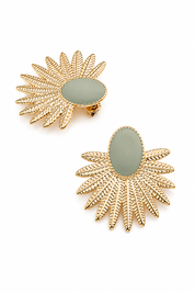 Boucles d'oreilles dorées Mary vert motif feuille et ovale coloré - Bijou sur fond blanc