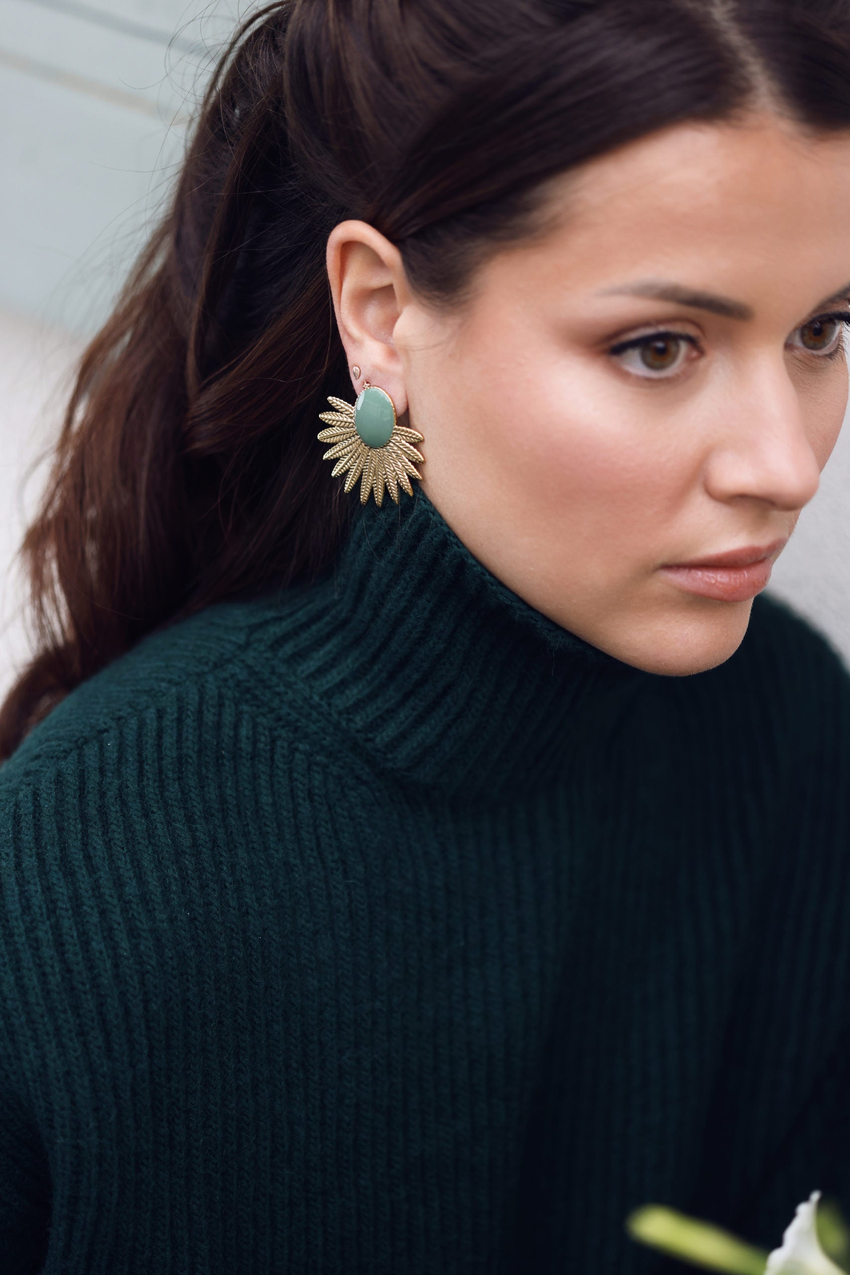 Boucles d'oreilles dorées Mary vert motif feuille et ovale coloré - Bijou porté
