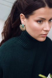 Boucles d'oreilles dorées Mary vert motif feuille et ovale coloré - Bijou porté