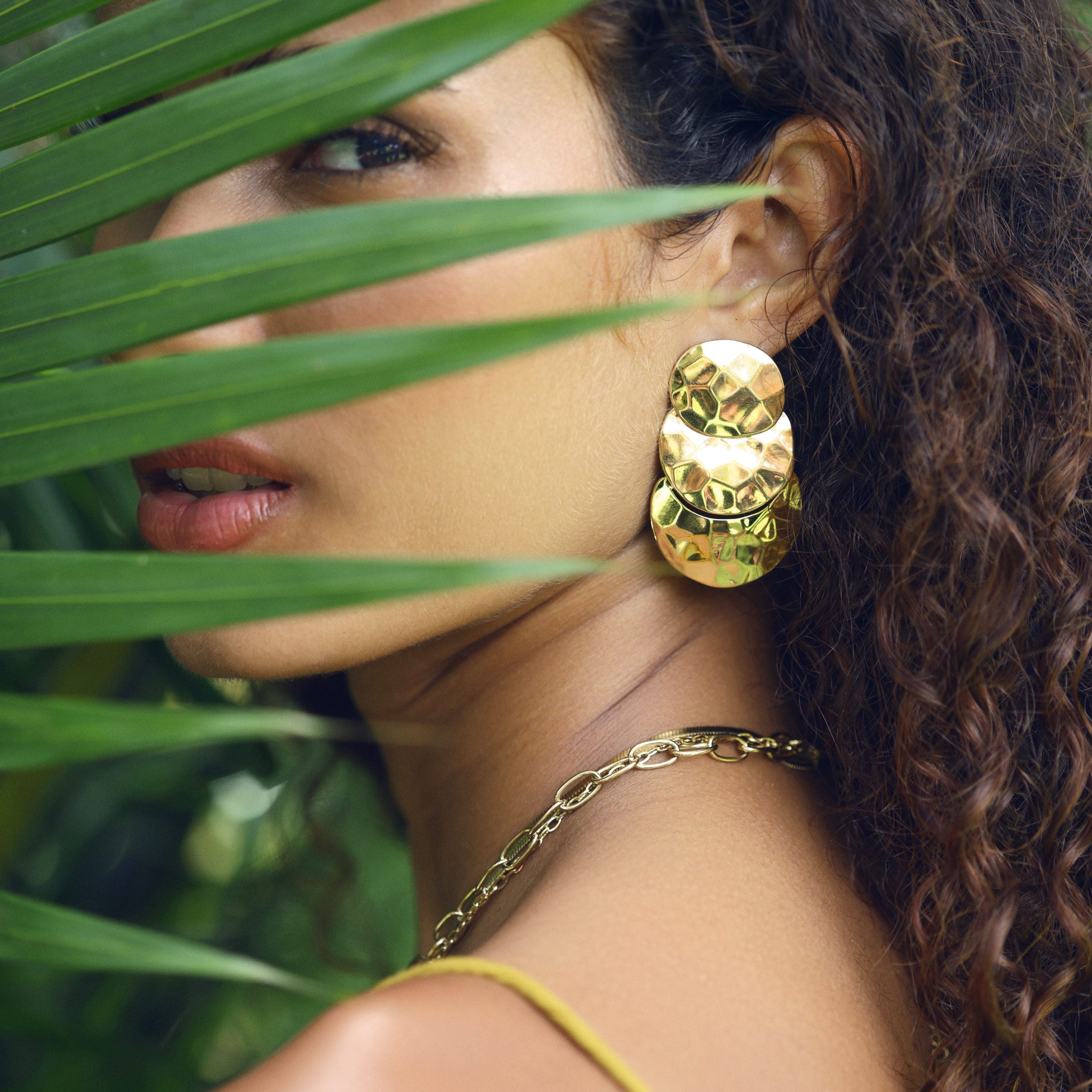 Boucles d’oreilles dorée Ni-Luh - Bijou porté