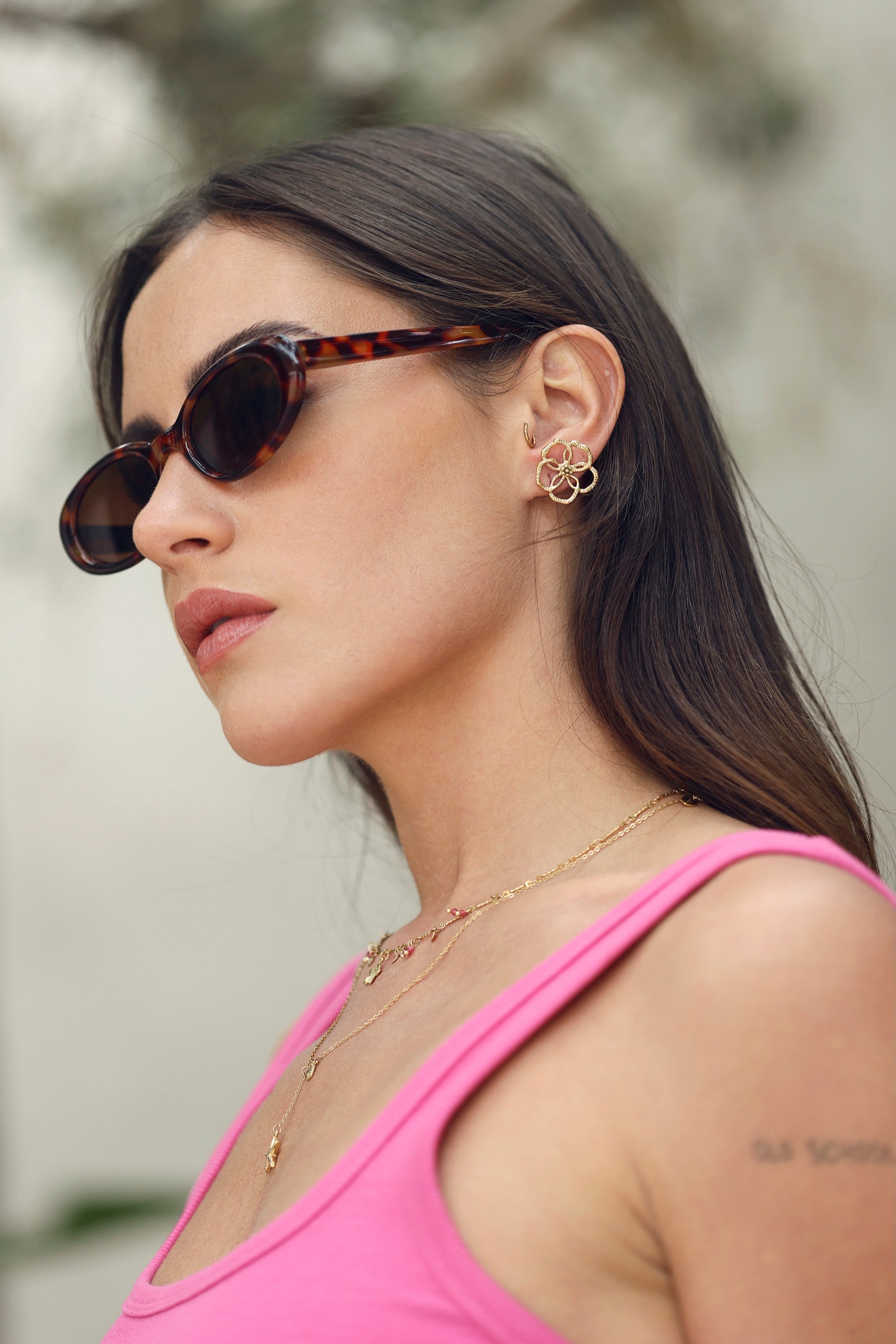Boucles d'oreilles puces Oria dorées en forme de fleur ajourée - Bijou porté
