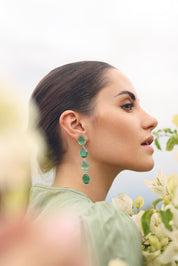 Boucles d'oreilles pendantes dorées Adrienne vert haut ornées de pierres œil de chat - Bijou porté
