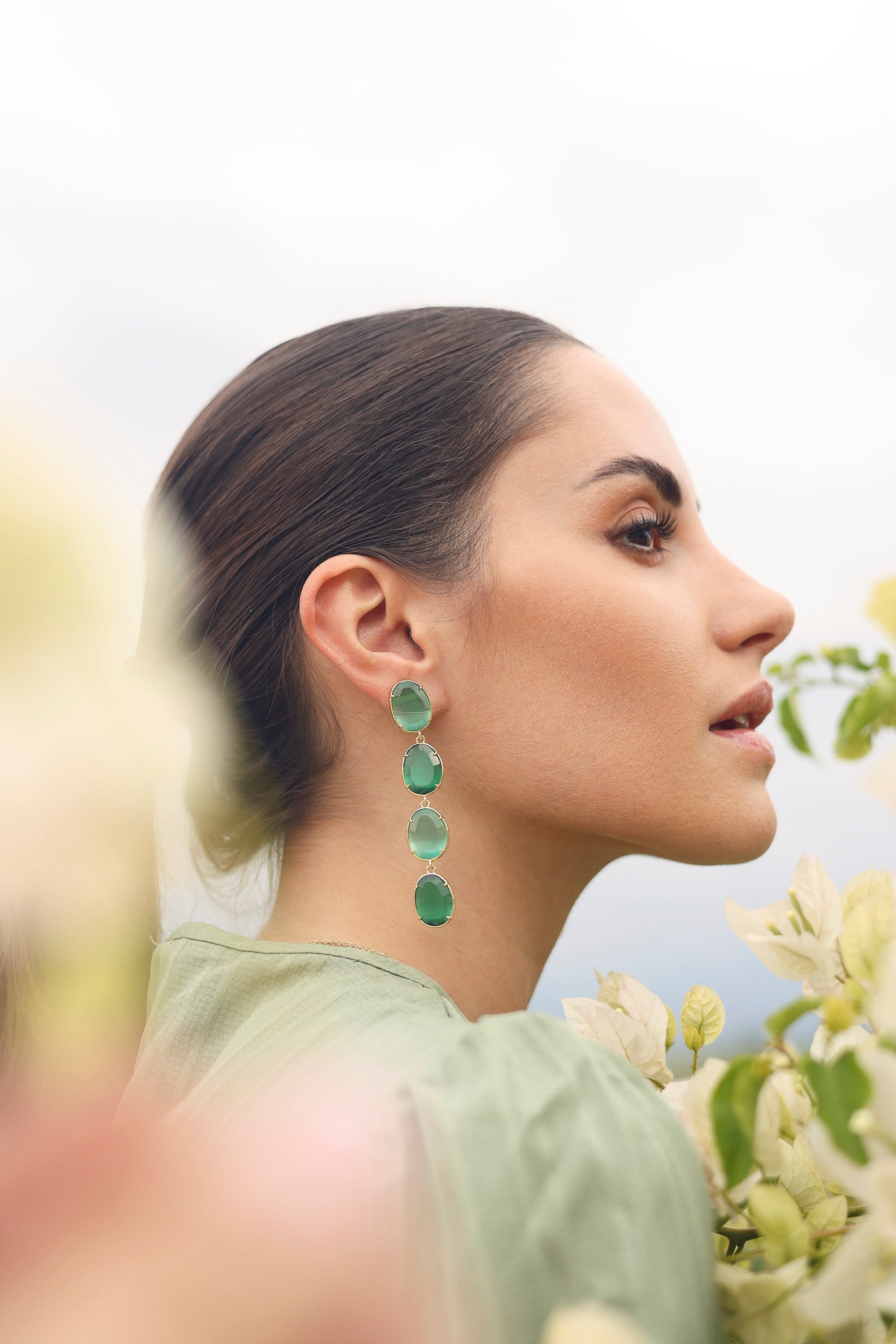 Boucles d'oreilles pendantes dorées Adrienne vert haut ornées de pierres œil de chat - Bijou porté