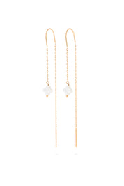 Boucles d'oreilles pendantes dorées Prim mini ornées d'un trèfle en nacre - Bijou porté