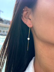 Boucles d'oreilles pendantes dorées Prim mini ornées d'un trèfle en nacre - Bijou porté