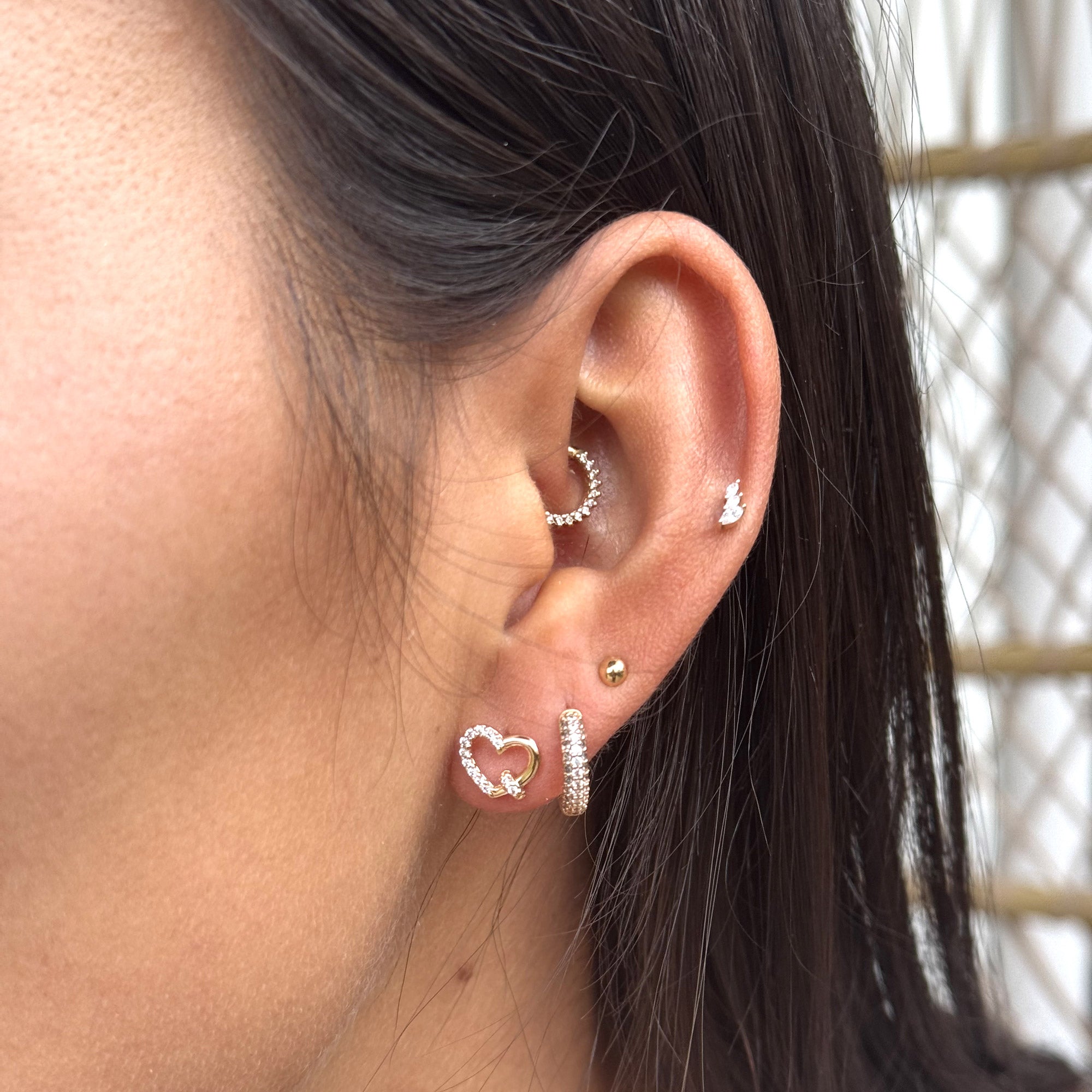 Boucles d’oreilles puces Taylor cœurs serties de zircons - Bijou porté