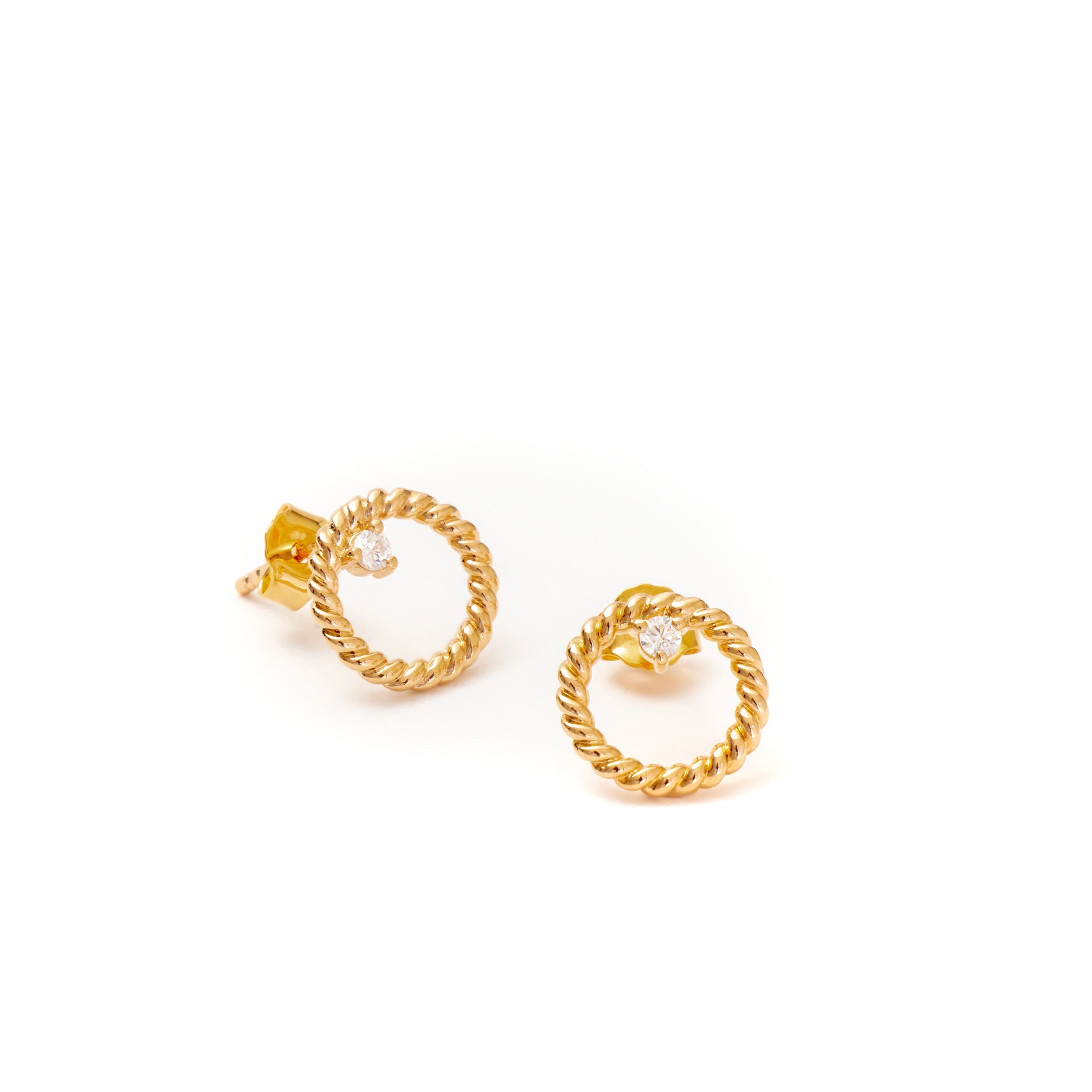 Boucles d'oreilles puces dorées Satine anneau torsadé et zircon - Bijou sur fond blanc