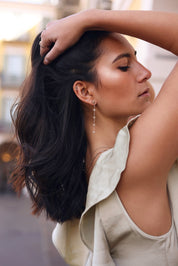 Boucles d'oreilles dorées pendantes avec petits soleils - Bijou porté
