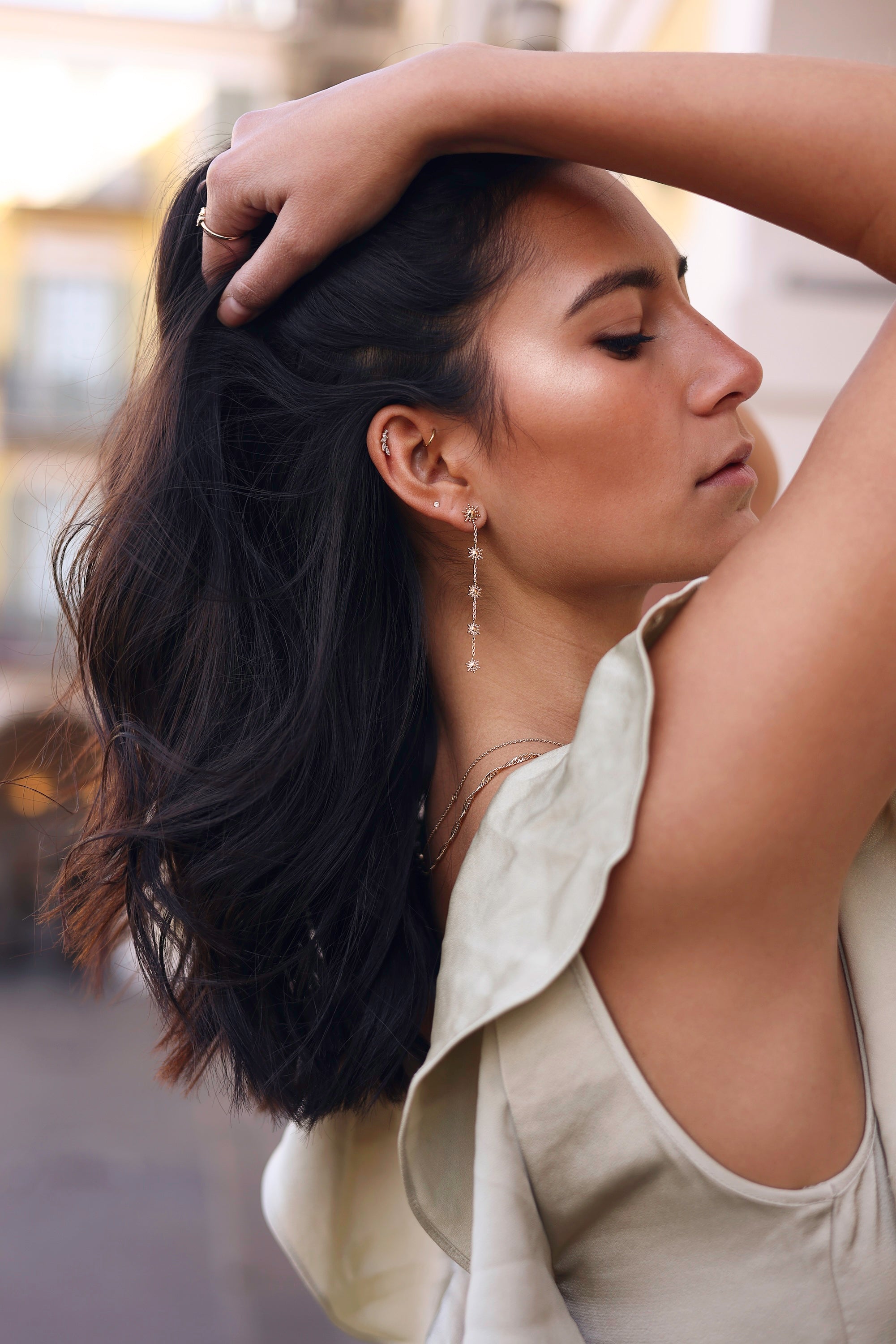 Boucles d'oreilles dorées pendantes avec petits soleils - Bijou porté