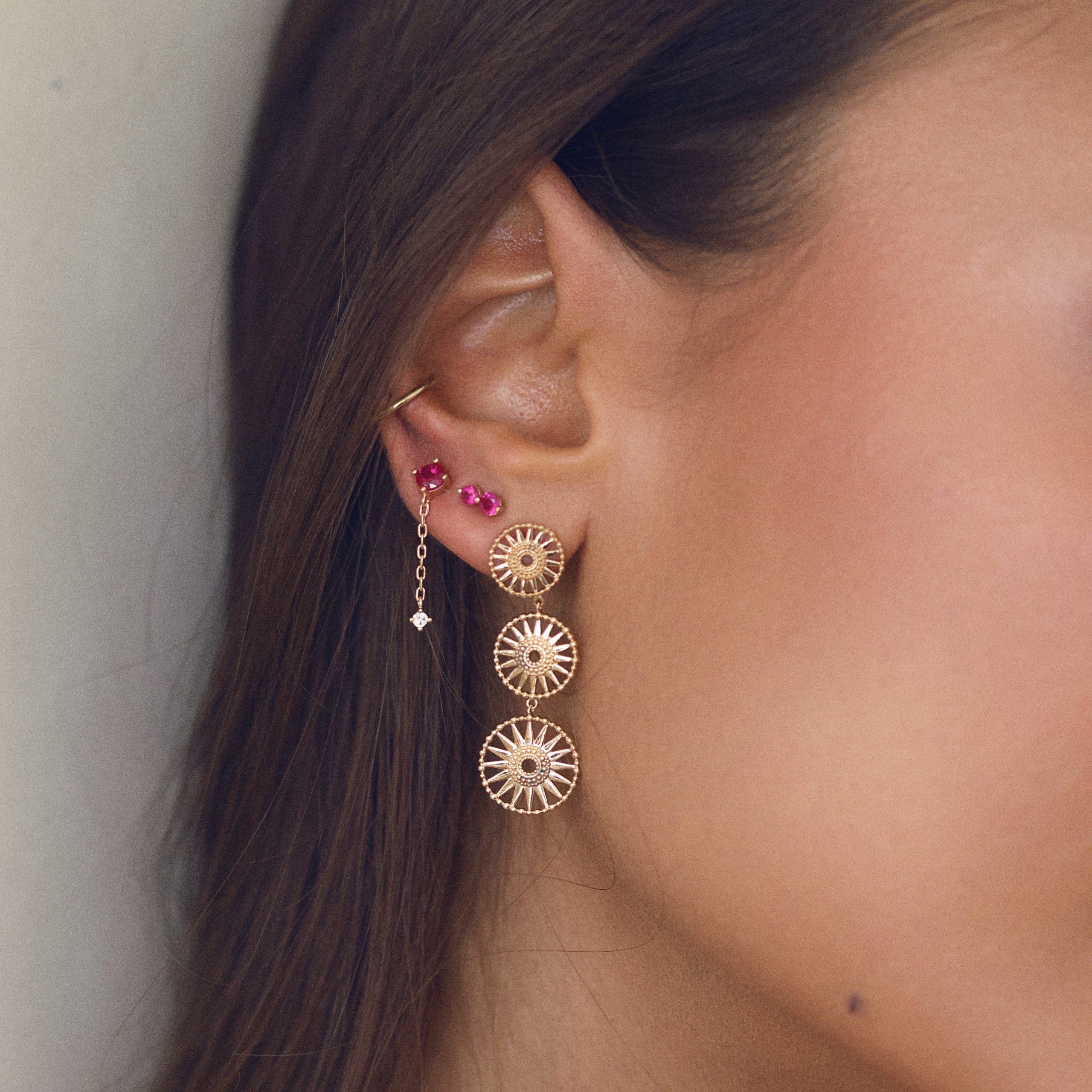 Boucles d'oreilles dorées Soledad pendantes soleils - Bijou porté