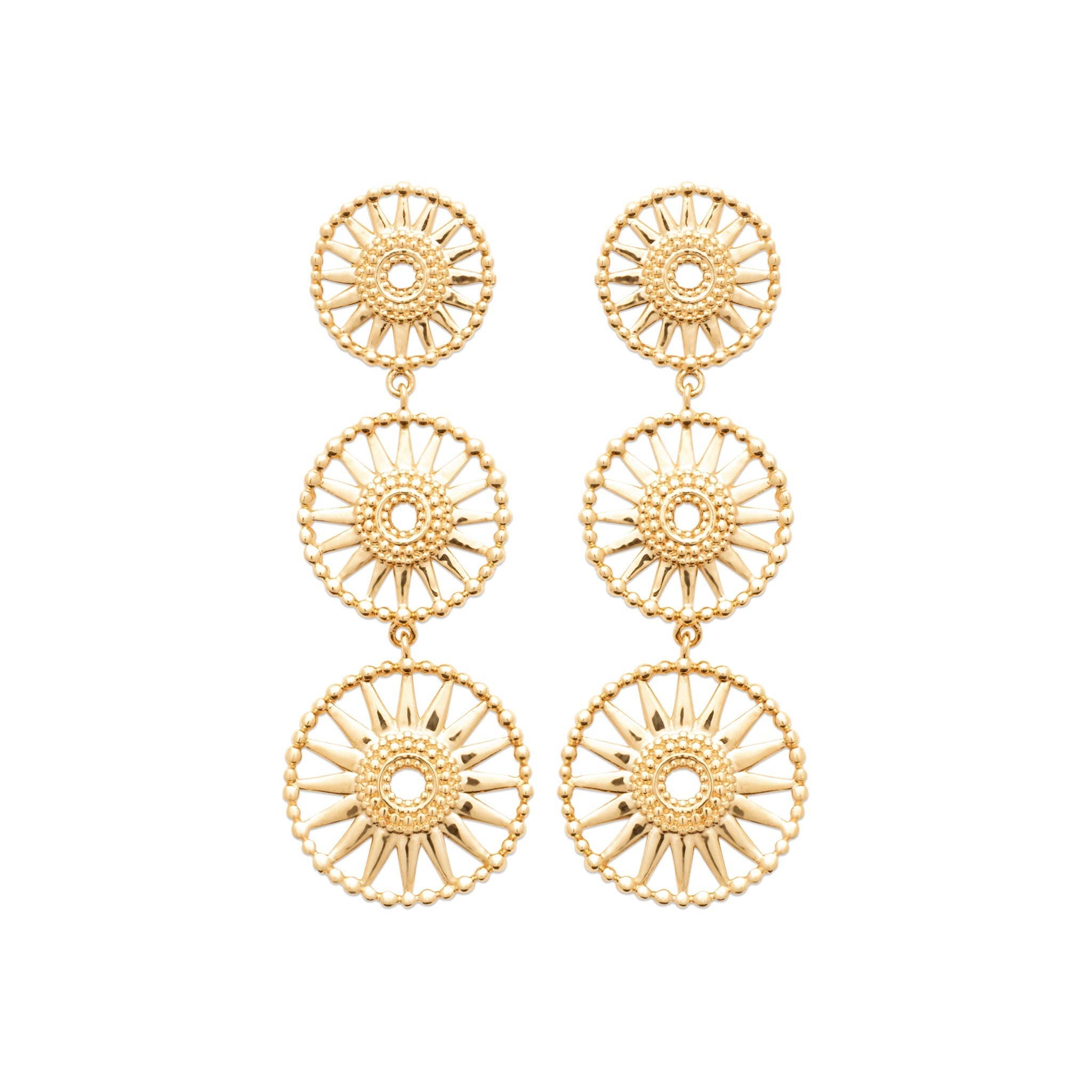 Boucles d'oreilles dorées Soledad pendantes soleils - Bijou photographié sur fond blanc