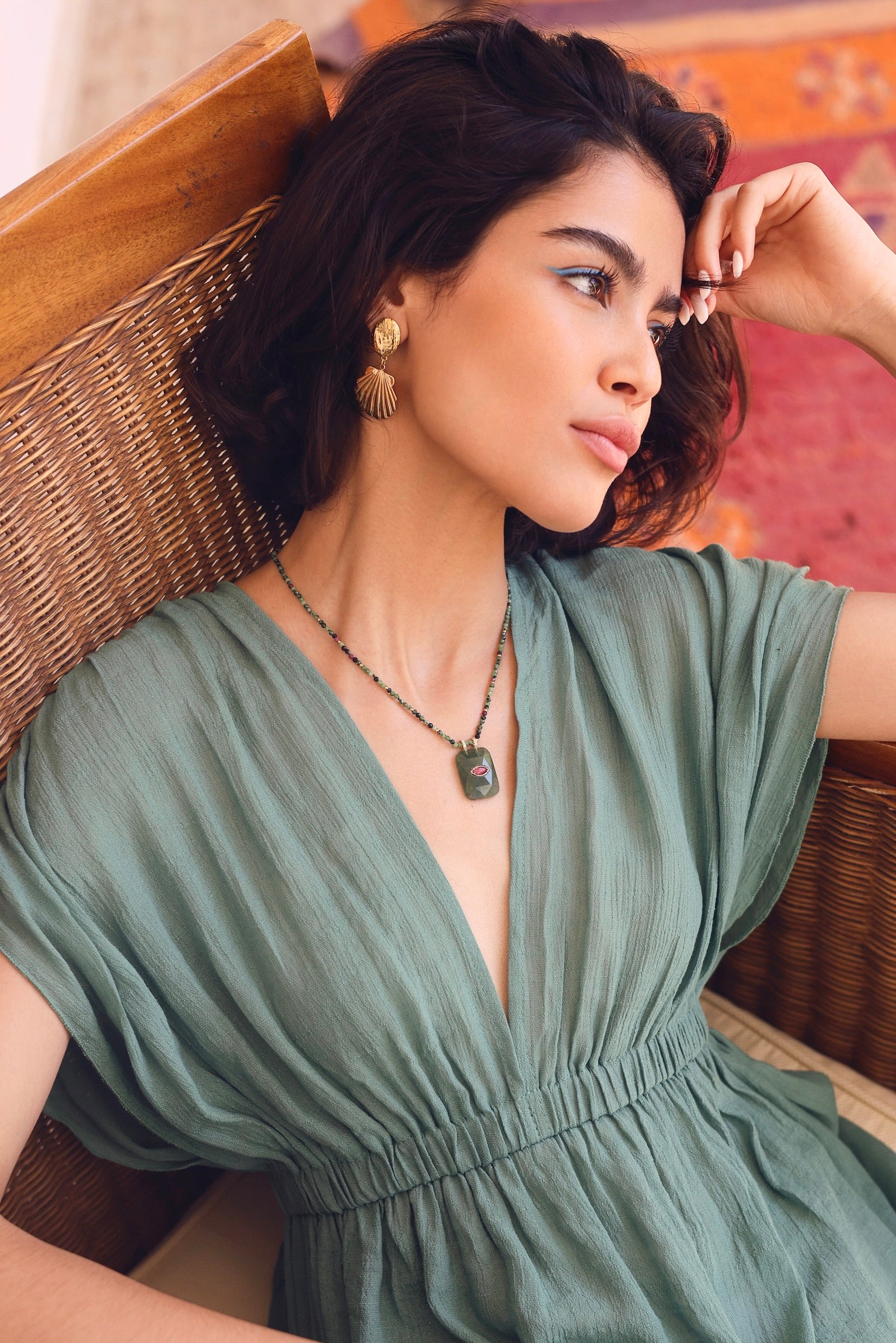 Boucles d'oreilles pendantes dorées Soles avec pendentif coquillage - Bijou porté
