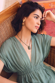 Boucles d'oreilles pendantes dorées Soles avec pendentif coquillage - Bijou porté