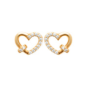 Boucles d’oreilles puces Taylor cœurs serties de zircons - Bijou photographié sur fond blanc