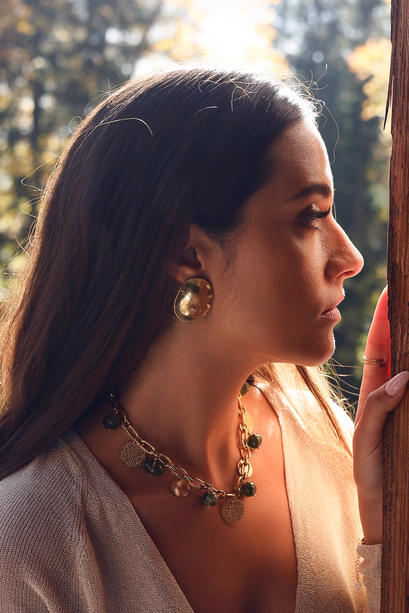 Boucles d'oreilles clous dorées Terenza ovales brossées - Bijou porté
