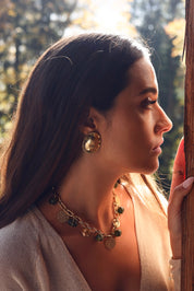 Boucles d'oreilles clous dorées Terenza ovales brossées - Bijou porté