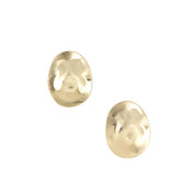 Boucles d'oreilles clous dorées Terenza ovales brossées - Bijou photographié sur fond blanc