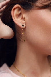 Boucles d'oreilles pendantes Thalia coeur dorées ornées de petits cœurs - Bijou porté