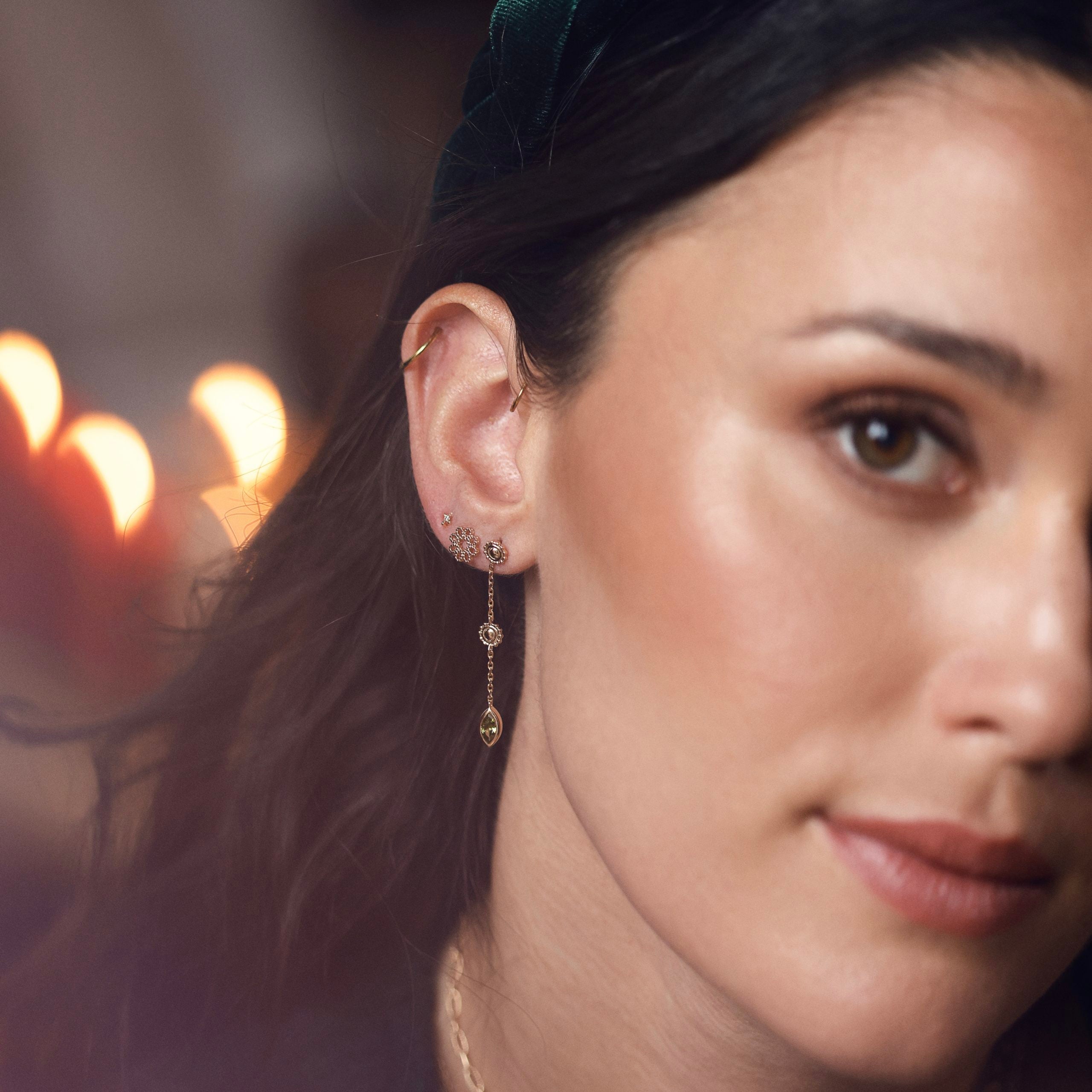 Boucles pendantes dorées Tia œil zircon vert kaki - Bijou porté