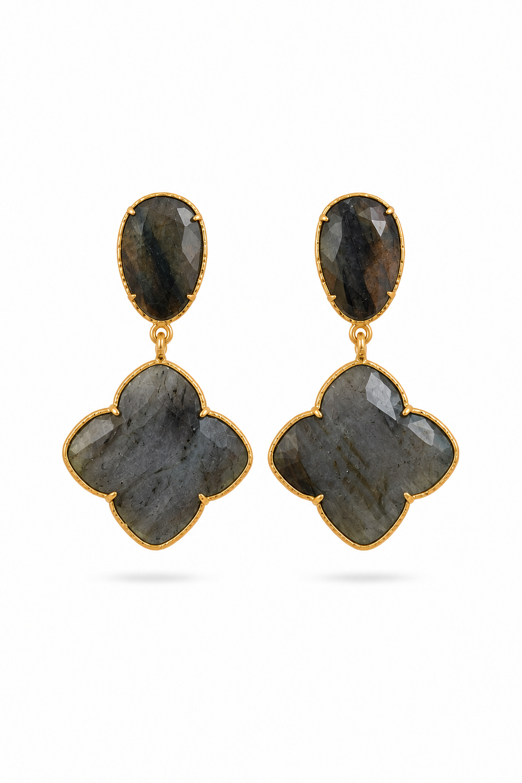 Boucles d'oreilles pendantes dorées Zephira labradorite à motif trèfle ornées de pierres naturelles - Bijou sur fond blanc