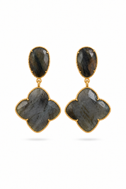 Boucles d'oreilles pendantes dorées Zephira labradorite à motif trèfle ornées de pierres naturelles - Bijou sur fond blanc