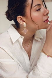 Boucles d'oreilles pendantes dorées Zephira quartz rose à motif trèfle ornées de pierres naturelles - Bijou porté