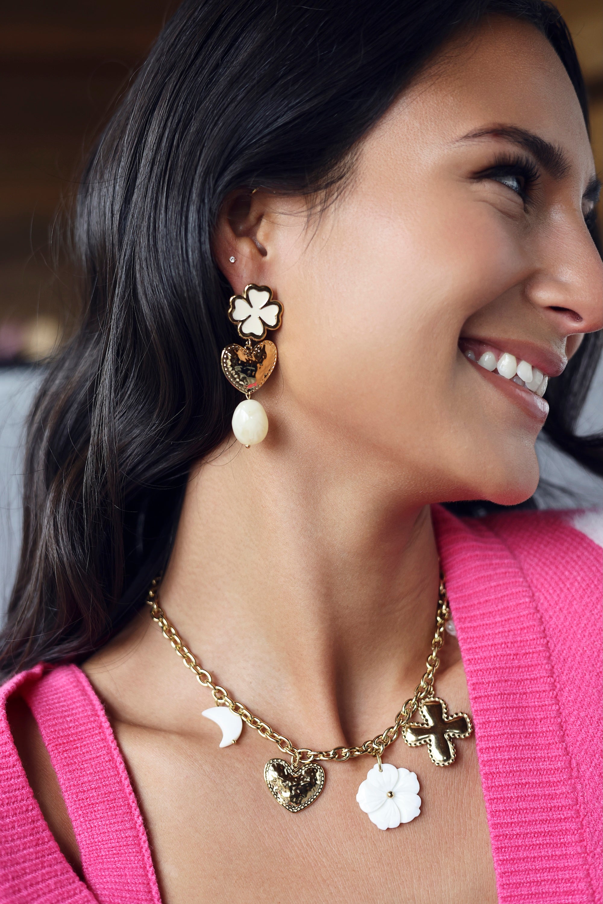 Boucles d'oreilles pendantes Zohra beige dorées trèfle, cœur martelé et acétate - Bijou porté