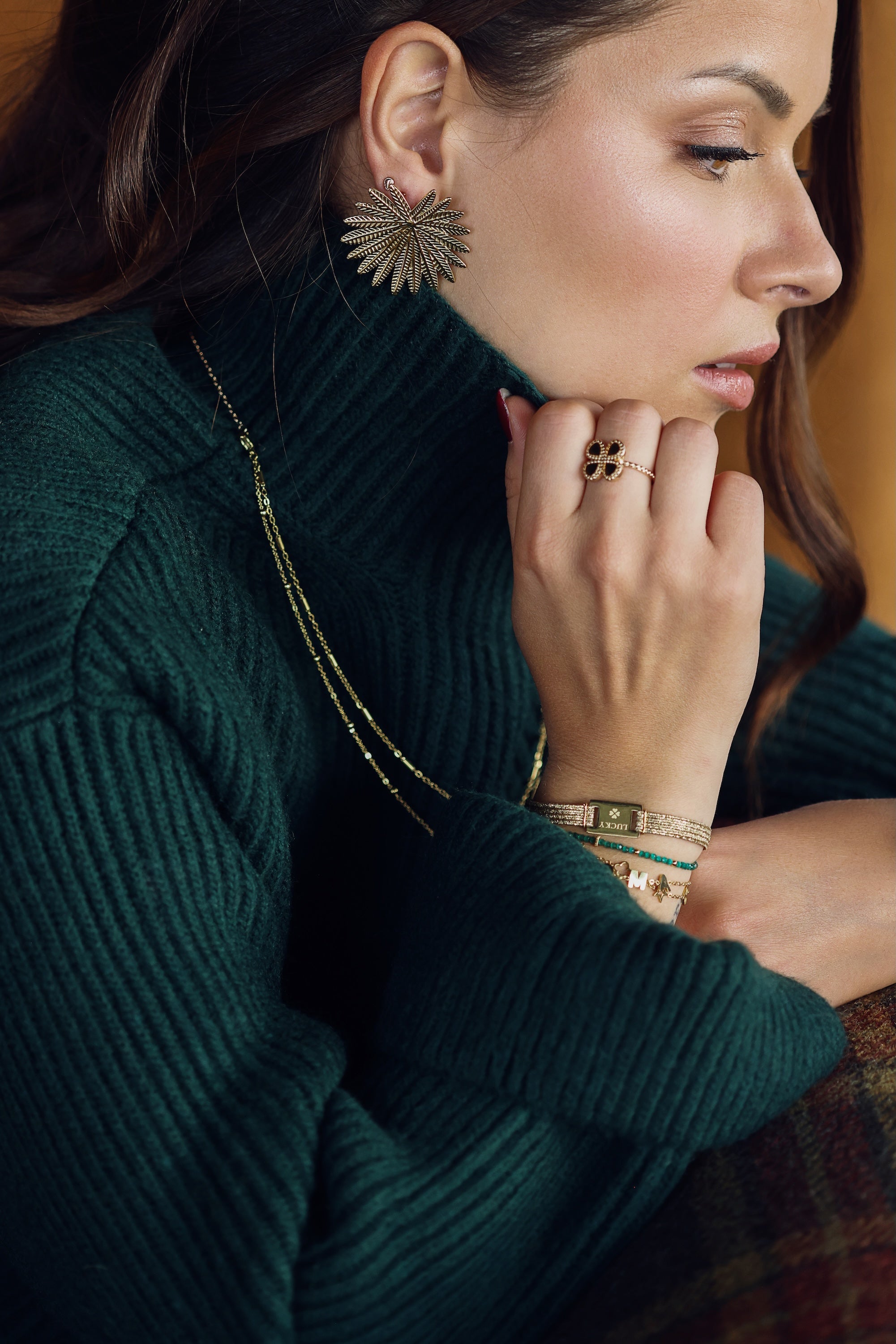 Boucles d’oreilles Marylou maxi dorées en forme de feuilles au doré travaillé - Bijou porté 