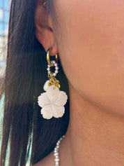 Boucles d'oreilles créoles Olya pendantes dorées avec auréole de perles en nacre et pendentifs fleurs - Bijou porté