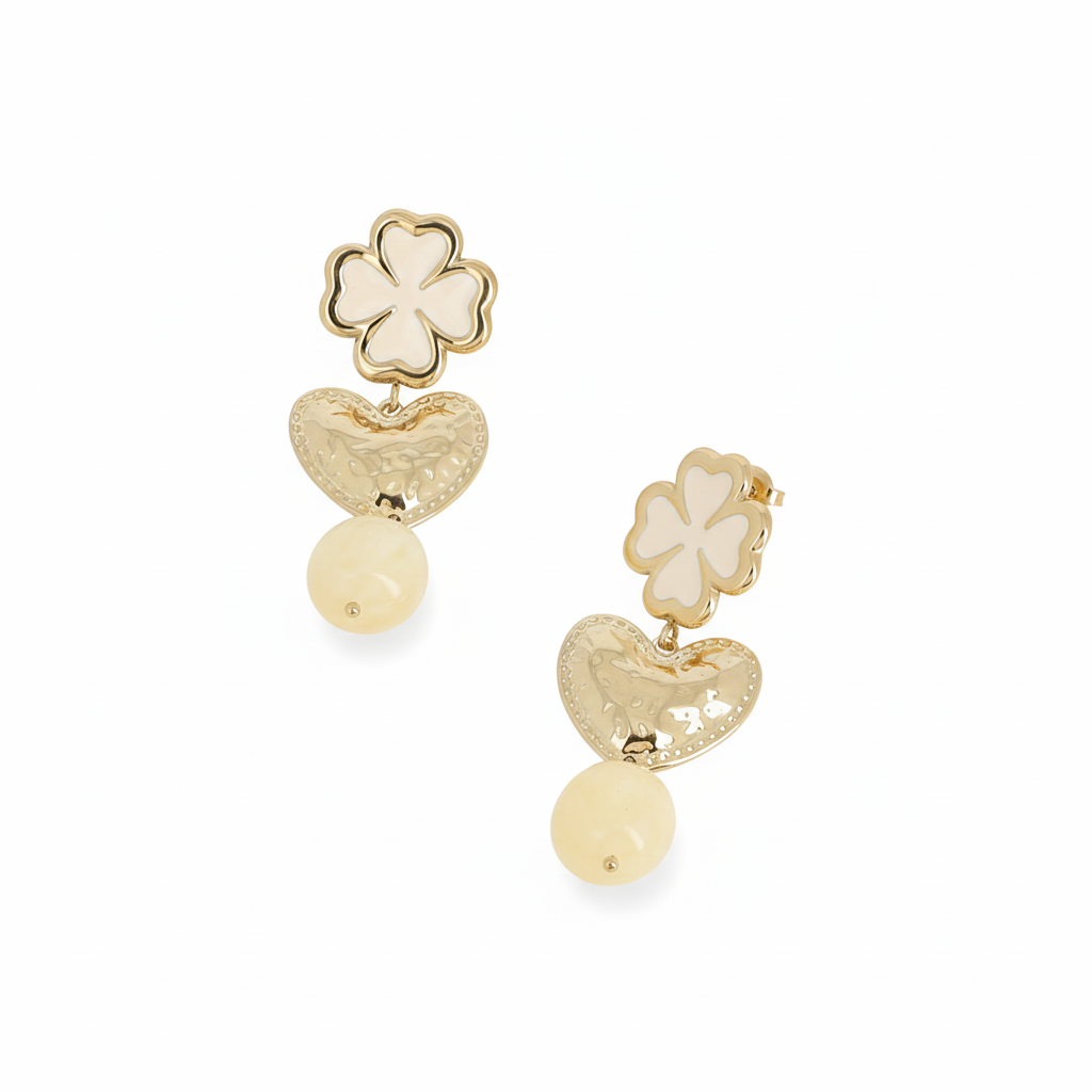 Boucles d'oreilles pendantes Zohra beige dorées trèfle, cœur martelé et acétate - Bijou photographié sur fond blanc