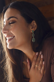 Boucles d'oreilles pendantes dorées Alissandra quartz fraise vert pierre naturelle - Bijou porté