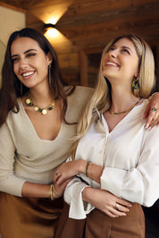 Boucles d'oreilles pendantes dorées Bora vert avec pendentif en acétate - Bijou porté