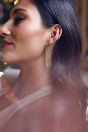 Boucles d'oreilles dorées Briana à chaînes pendantes - Bijou porté