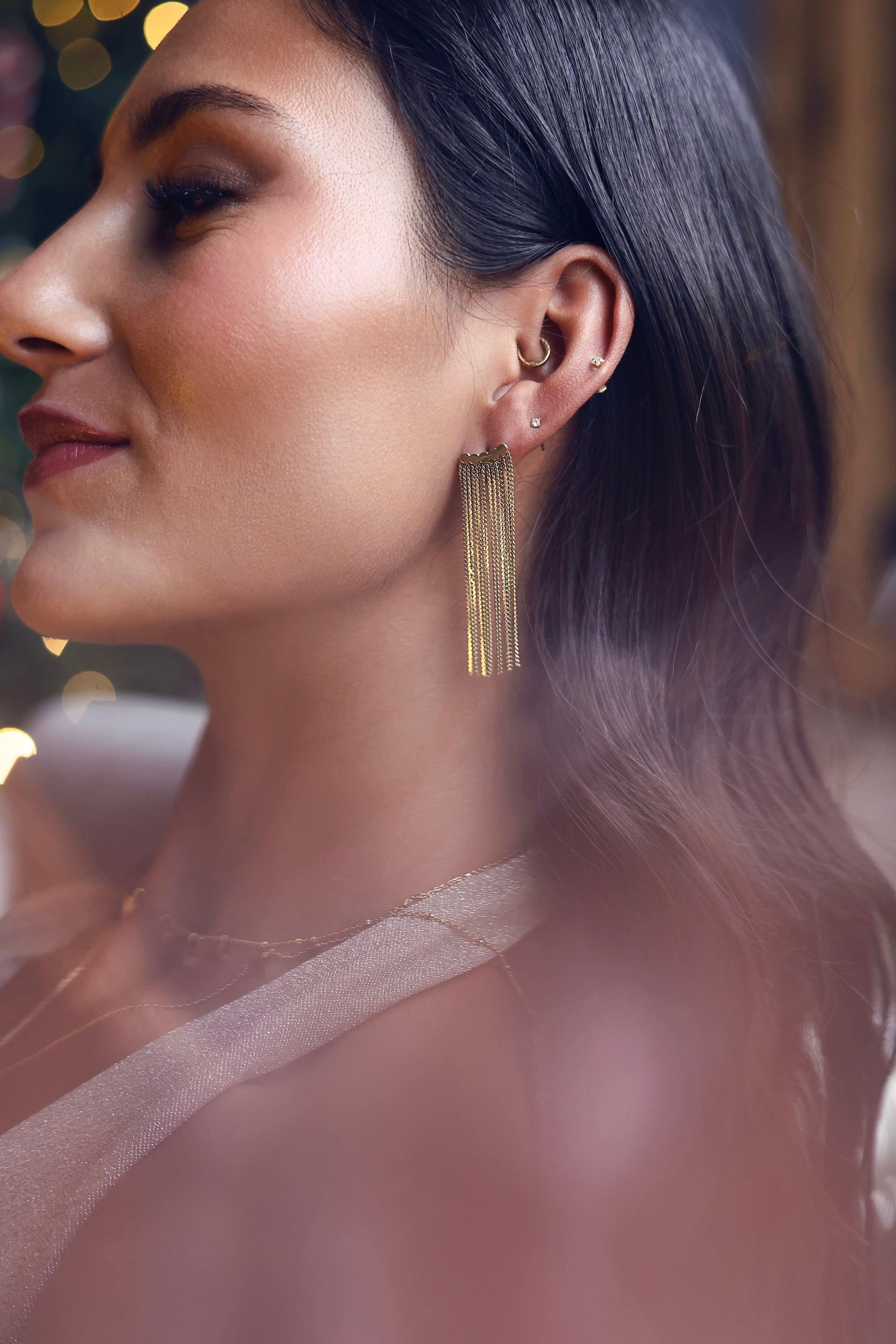 Boucles d'oreilles dorées Briana à chaînes pendantes - Bijou porté