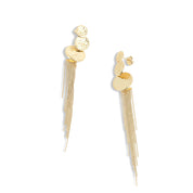 Boucles d'oreilles pendantes dorées Camelia avec pastilles martelées et chaînes - Bijou photographié sur fond blanc