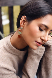 Boucles d'oreilles pendantes dorées Delfina ornées de pierres naturelles - Bijou porté