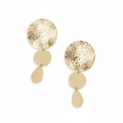 Boucles d'oreilles pendantes dorées Elly martelées - Bijou photographié sur fond blanc