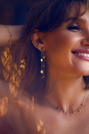 Boucles d'oreilles pendantes dorées Finna chaînes pendantes avec pastilles rondes lisses - Bijou porté